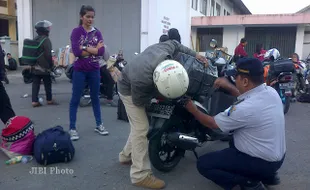 MUDIK LEBARAN 2013 : Mudik Gratis Kemenhub, Pemudik Wonogiri Kemalingan   