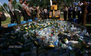 MIRAS SOLO : Polisi Musnahkan 3.573 Liter Ciu