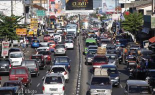 LEBARAN 2014 : Jembatan Comal Ambles, Jalan Jogja-Solo Dipadati Kendaraaan Berat