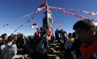 PENDAKIAN GUNUNG LAWU : SAR dan Perhutani Tak Batasi Pendaki Saat HUT Ke-70 RI