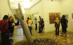   PAMERAN KOTAK HITAM : Menelanjangi Kepribadian Perupa Lewat Karya Seni...