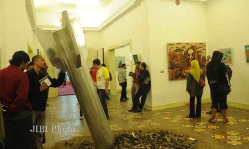   PAMERAN KOTAK HITAM : Menelanjangi Kepribadian Perupa Lewat Karya Seni...