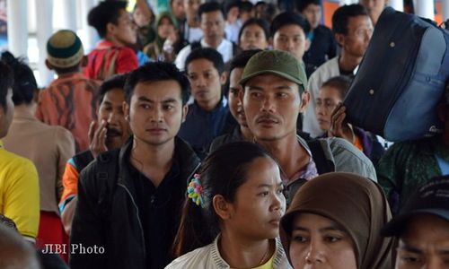 MUDIK LEBARAN 2013 : Arus Mudik Memuncak, Antrean Mengular di Merak-Bakauheni