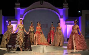 SOLO BATIK FASHION :  Cuaca Cerah, 14 Desainer Unjuk Kebolehan, Penonton Puas