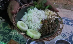 KULINER SOLORAYA : Nikmatnya Sambel Welut& Wedang Rujak Wonogiri