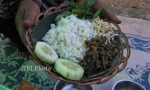 KULINER SOLORAYA : Nikmatnya Sambel Welut& Wedang Rujak Wonogiri