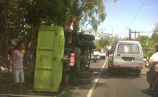 KECELAKAAN LALU LINTAS : Truk Pengangkut Besi Terguling di Putat