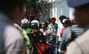 MAHASISWA PAPUA DEMO : Polisi Solo Sita Atribut Bintang Kejora