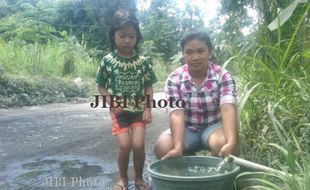 PIPA AIR MERAPI RUSAK : Pipa Pecah Terlindas Truk Pasir