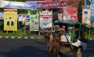 PEMILU 2014 : Panwaslu Kota Jogja Copoti Peraga Kampanye 