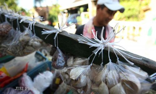 RUPIAH MELEMAH : Harga Bumbu Naik, Bawang Putih Rp12.000 Per kilogram