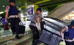 BENDA MENCURIGAKAN DI STASIUN GAMBIR