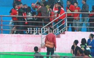 Saling Ejek Dua Kelompok Suporter Persiba Bentrok   