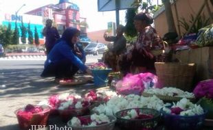 LEBARAN 2013 : Syawalan, Pedagang Bunga Tabur Tuai Rezeki