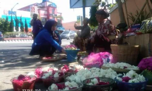 LEBARAN 2013 : Syawalan, Pedagang Bunga Tabur Tuai Rezeki