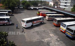 LEBARAN 2013 : Jumlah Pemudik Turun, Puluhan Bus Akap Nganggur di Pulogadung