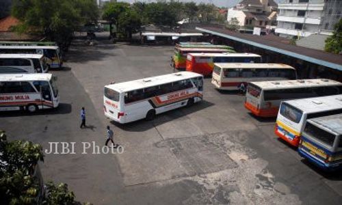 LEBARAN 2013 : Jumlah Pemudik Turun, Puluhan Bus Akap Nganggur di Pulogadung