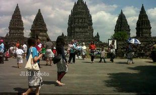 LEBARAN 2013 : H+1, Candi Prambanan Diserbu Pengunjung