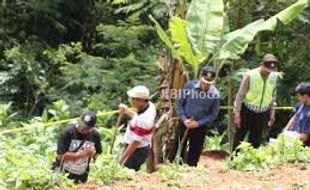 DUKUN JAGAL DARI SUMBING : Dua Pengangguran Dikubur Hidup-Hidup