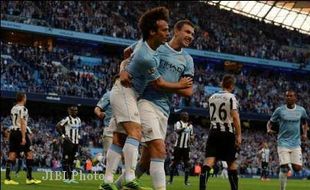 MAN CITY 4-0 NEWCASTLE : Tak Cetak Gol, Dzeko Tetap Happy