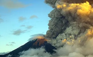 GUNUNG ROKATENDA MELETUS :  Awan Panas Guguran Tidak Menuju Pantai 