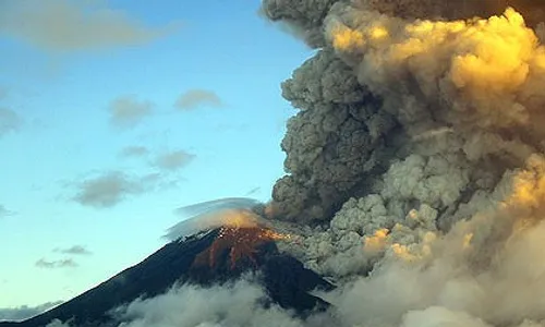 GUNUNG ROKATENDA MELETUS : Material Letusan 2.000 Meter, 5 Orang Kena Awan Panas 