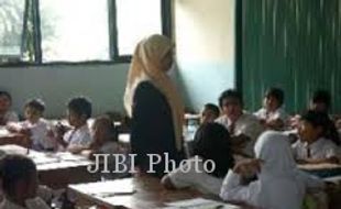 PENGGABUNGAN SEKOLAH : Penggabungan Berdampak Psikologis untuk Guru dan Siswa