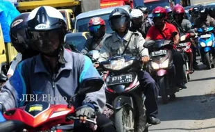 Polisi Larang Pengemudi Motor dan Mobil Merokok Saat Berkendara