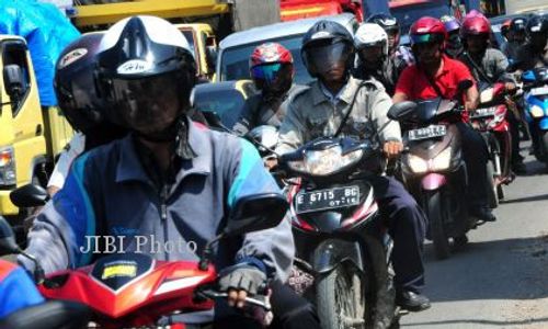 Polisi Larang Pengemudi Motor dan Mobil Merokok Saat Berkendara