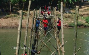  Warga Lengking Sukoharjo Bangun Jembatan Darurat