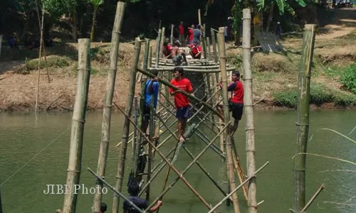  Warga Lengking Sukoharjo Bangun Jembatan Darurat