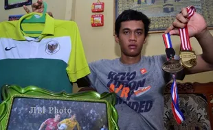 PEMAIN TIMNAS JUAL MEDALI