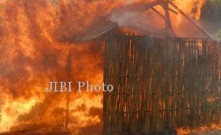   RUMAH TERBAKAR : Terkepung Api, Seorang Nenek Tewas Terbakar