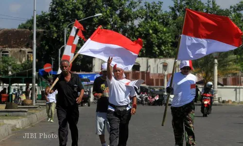 KISAH UNIK : Rayakan HUT RI, Kakek-Kakek Kelilingi Alkid Solo 12 Jam