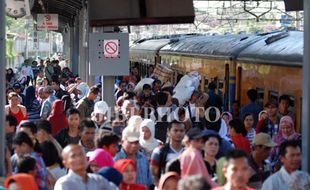 LEBARAN 2013 : Polisi Kejar Para Calo Tiket Kereta Api 