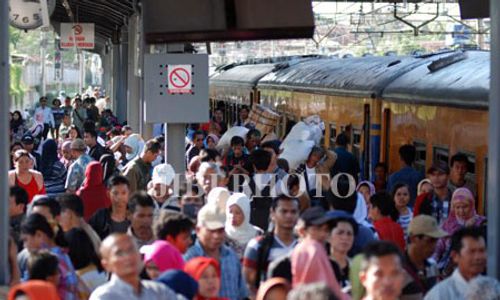 LEBARAN 2013 : Polisi Kejar Para Calo Tiket Kereta Api 