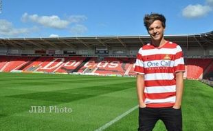 Wow, Louis “One Direction” Tomlison Digaet Klub Profesional