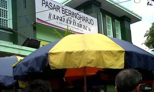 MUDIK LEBARAN 2013 : Pasar Beringharjo Diserbu Pemburu Baju 