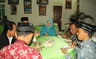 MUDIK LEBARAN 2013 : Bupati Open House Sampai Malam