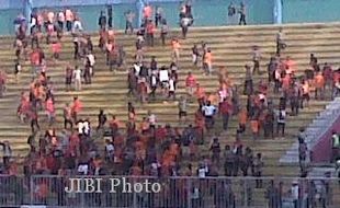 KERUSUHAN SUPORTER : Keramik & Wastafel Stadion Maguwoharjo Rusak