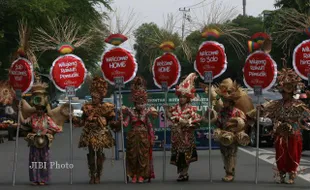 MUDIK LEBARAN 2013 : Sambut Pemudik Kenakan Busana Tradisional