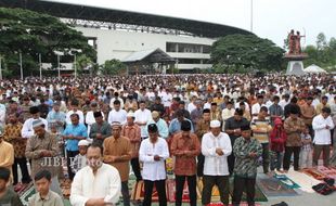 LEBARAN 2013 : Puluhan Ribu Jemaah MTA Gelar Salat Id di Stadion Manahan