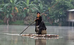 MENYEBERANGI DANAU