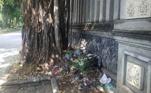 SAMPAH TERONGGOK DI KAWASAN CITY WALK