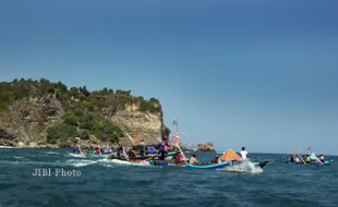 Pedagang Pantai Baron Gelar Sedekah Laut, Nelayan Tak Ikut