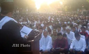 LEBARAN 2013 : Belasan Ribu Muslim Sragen Salat Id di Jl Raya Sukowati