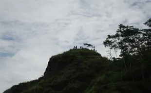 Atraksi Budaya Jadi Agenda Tahunan di Puncak Suroloyo