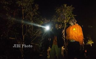 WISATAWAN ASING TERSESAT DI MERAPI