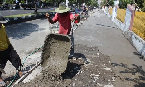  PERBAIKAN TROTOAR  : Pemugaran Trotoar di 7 Titik Telan Rp4 Miliar