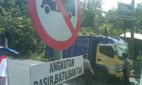 Nekat Melintas, Belasan Truk Pengangkut Pasir Ditilang